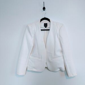 Filtre textured blazer with front pockets and long sleeves. Structured size medi